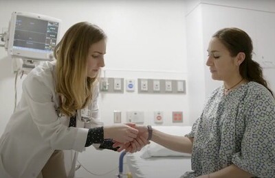 Кодирование Аквилонг в Гусиноозёрске Врач держит пациентку за руку