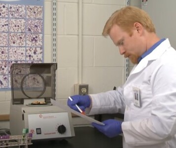 Клиника лечения наркозависимости в Гусиноозёрске Врач в кабинете клиники