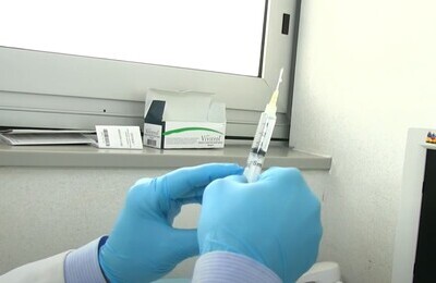 Проведение кодирования Вивитролом в Гусиноозёрске Шприц с Вивитролом в руках у врача